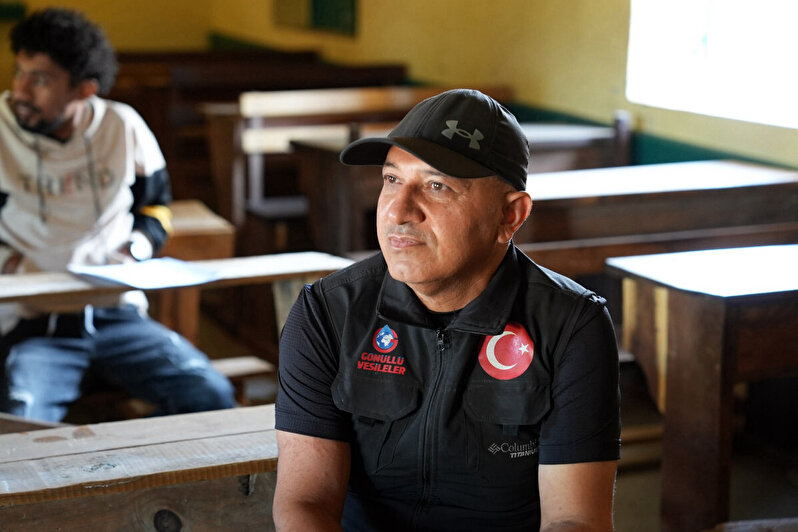 Alıkonulan Türk insani yardım vazifelisi teşekkür için Büyükelçilikte