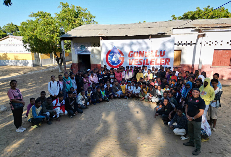 Alıkonulan Türk insani yardım vazifelisi teşekkür için Büyükelçilikte