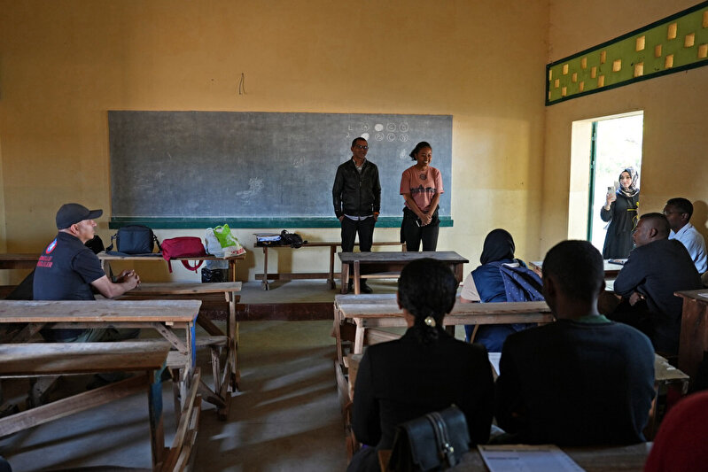 Alıkonulan Türk insani yardım vazifelisi teşekkür için Büyükelçilikte