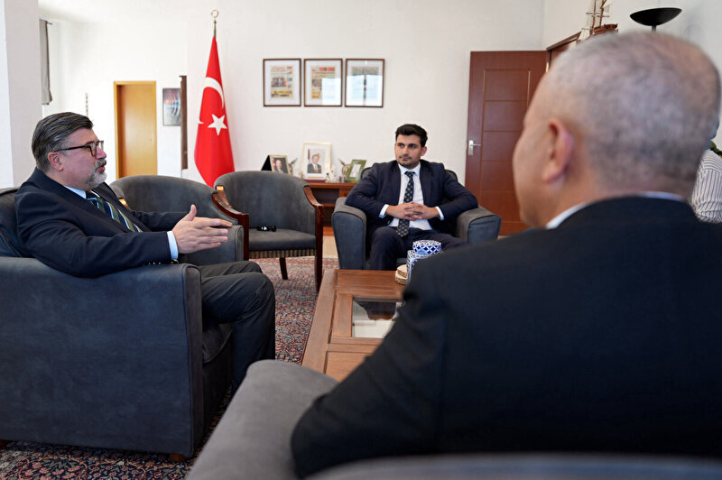 Alıkonulan Türk insani yardım vazifelisi teşekkür için Büyükelçilikte