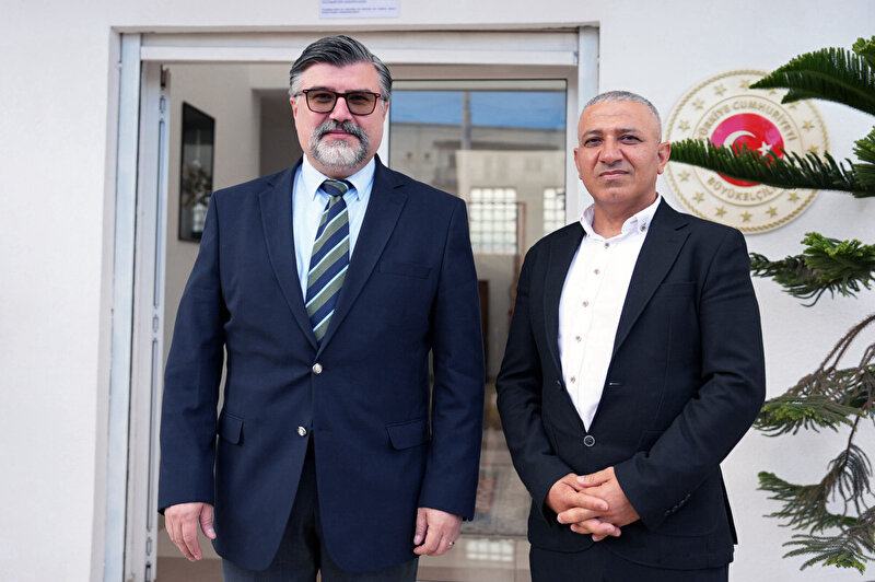 Alıkonulan Türk insani yardım vazifelisi teşekkür için Büyükelçilikte