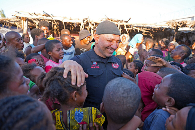 Alıkonulan Türk insani yardım vazifelisi teşekkür için Büyükelçilikte