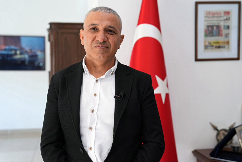 Alıkonulan Türk insani yardım vazifelisi teşekkür için Büyükelçilikte