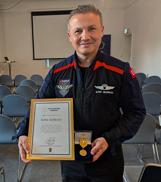 Alper Gezeravcı'ya İsveç astronomi derneğinden ödül: Altın madalya aldı
