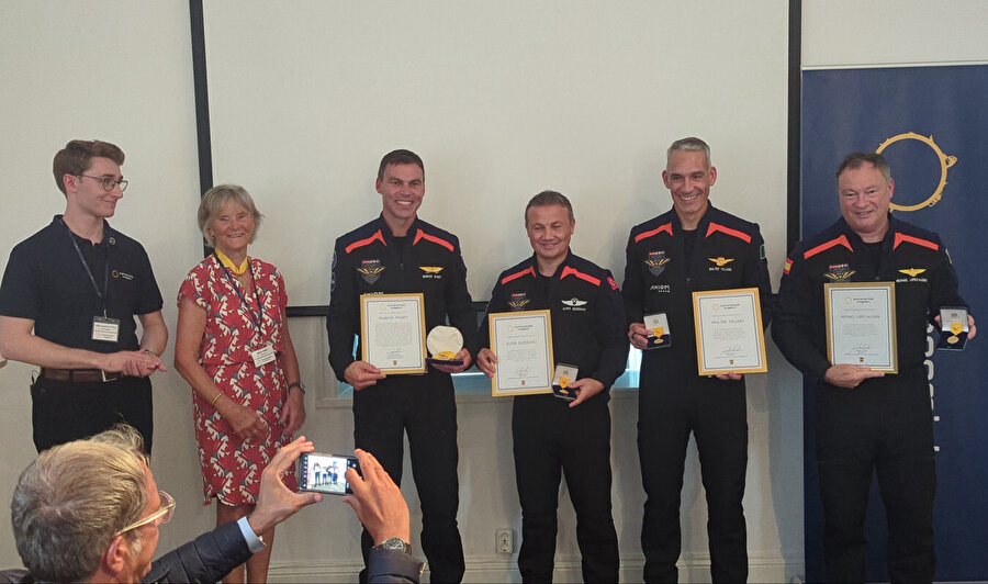 Alper Gezeravcı'ya İsveç astronomi derneğinden ödül: Altın madalya aldı