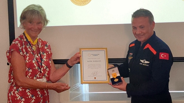 Alper Gezeravcı’ya İsveç astronomi derneğinden ödül: Altın madalya aldı