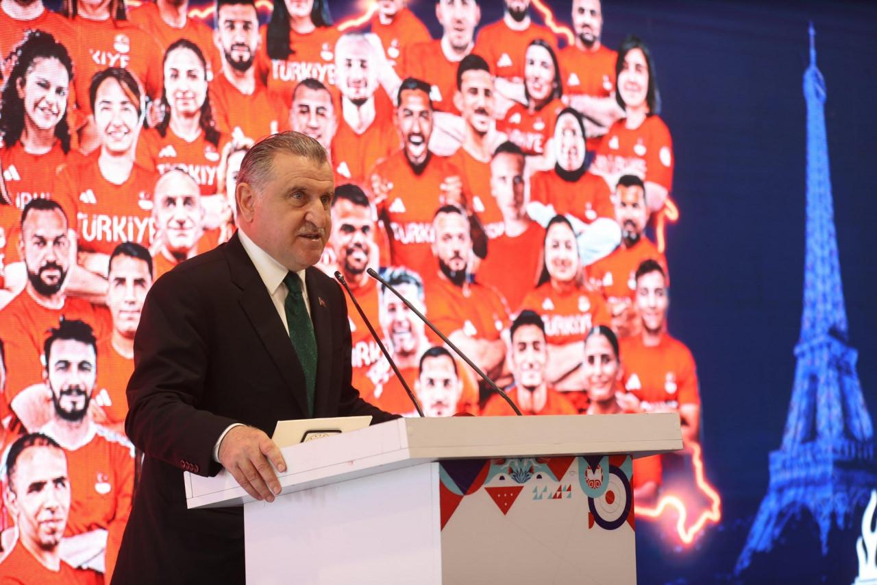 Bakan Bak milli sporcuları Fransa'ya uğurladı