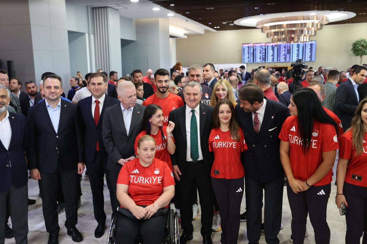 Bakan Bak milli sporcuları Fransa'ya uğurladı