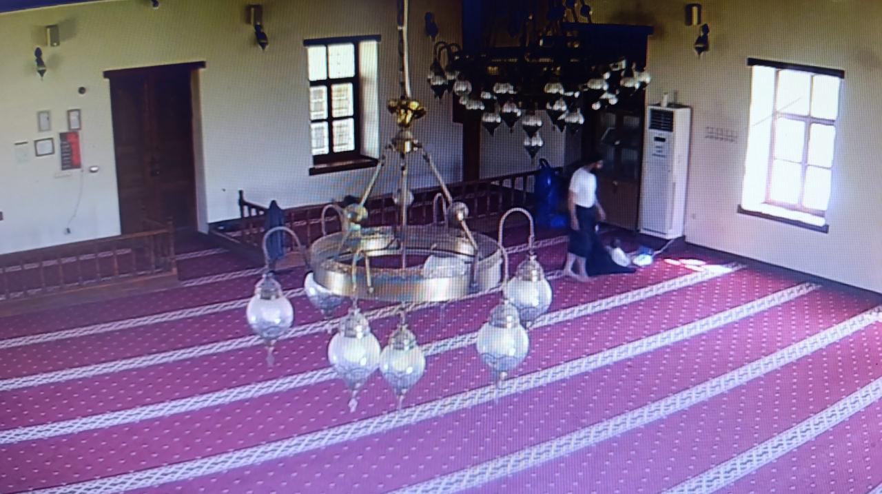 Hasta çocuklarıyla mescide sığınan baba kullandığı elektriğin parasını bir notla bıraktı