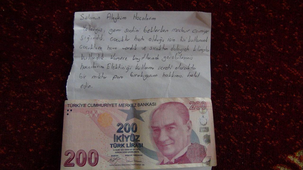 Hasta çocuklarıyla mescide sığınan baba kullandığı elektriğin parasını bir notla bıraktı