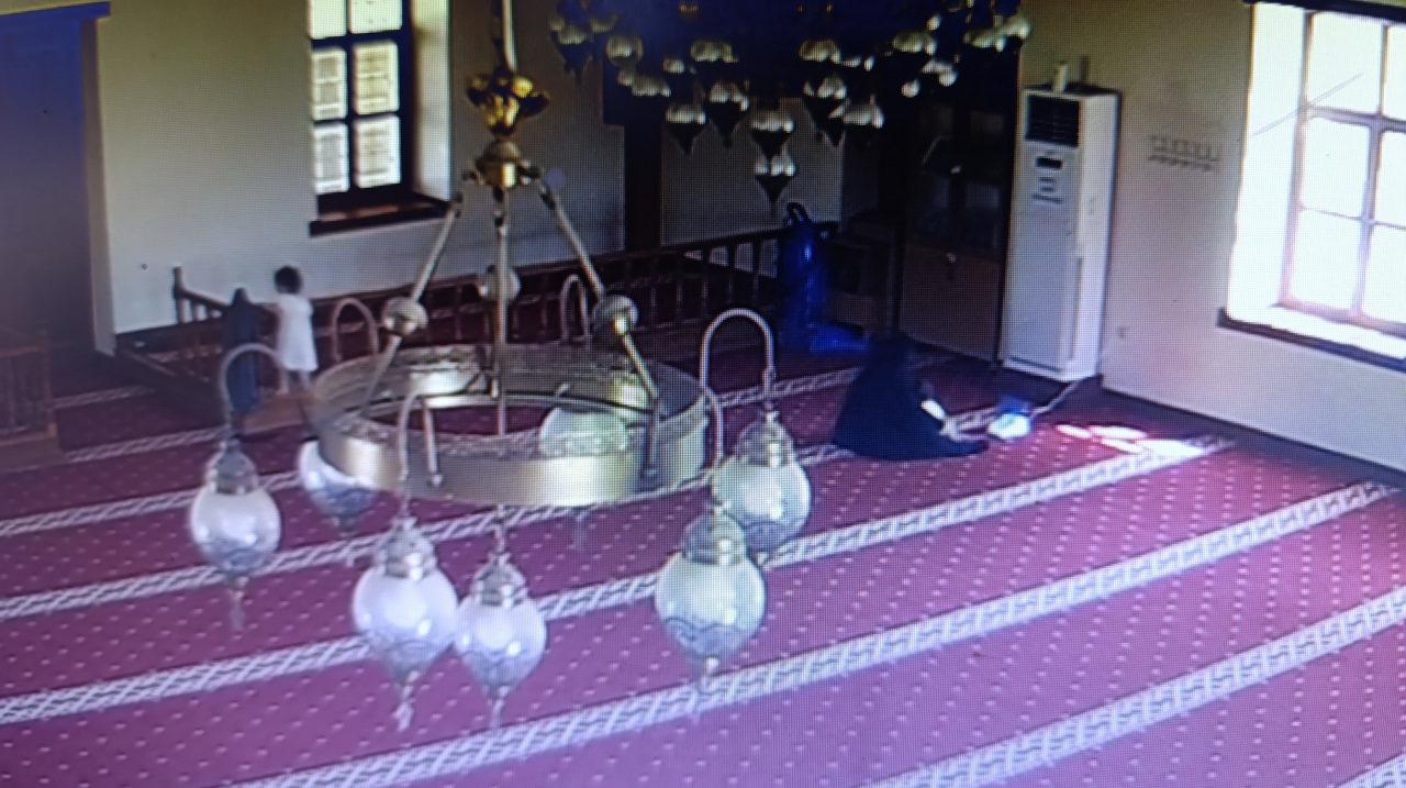Hasta çocuklarıyla mescide sığınan baba kullandığı elektriğin parasını bir notla bıraktı
