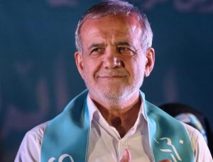 İran’da 77 eski diplomattan Pezeşkiyan’a davet