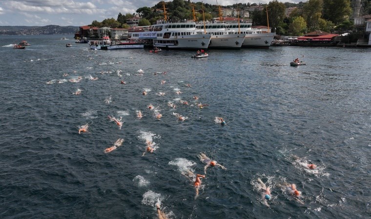 İstanbul Boğazı'nda 2 bin 800 atlet kulaç attı: Rus ve Çinli yüzücüler boğulma tehlikesi atlattı!