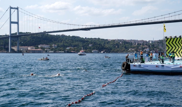 İstanbul Boğazı'nda 2 bin 800 atlet kulaç attı: Rus ve Çinli yüzücüler boğulma tehlikesi atlattı!