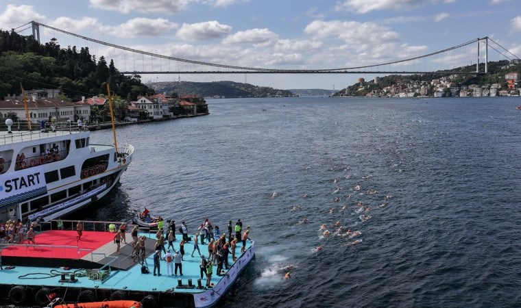 İstanbul Boğazı'nda 2 bin 800 atlet kulaç attı: Rus ve Çinli yüzücüler boğulma tehlikesi atlattı!
