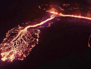 İzlanda’da yanardağ patlaması sonrasında ‘ACİL DURUM’ ilan edildi