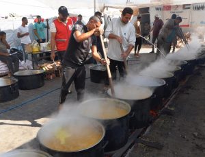 KADEM, Türk Kızılay aracılığıyla Gazze’de sıcak yemek dağıttı