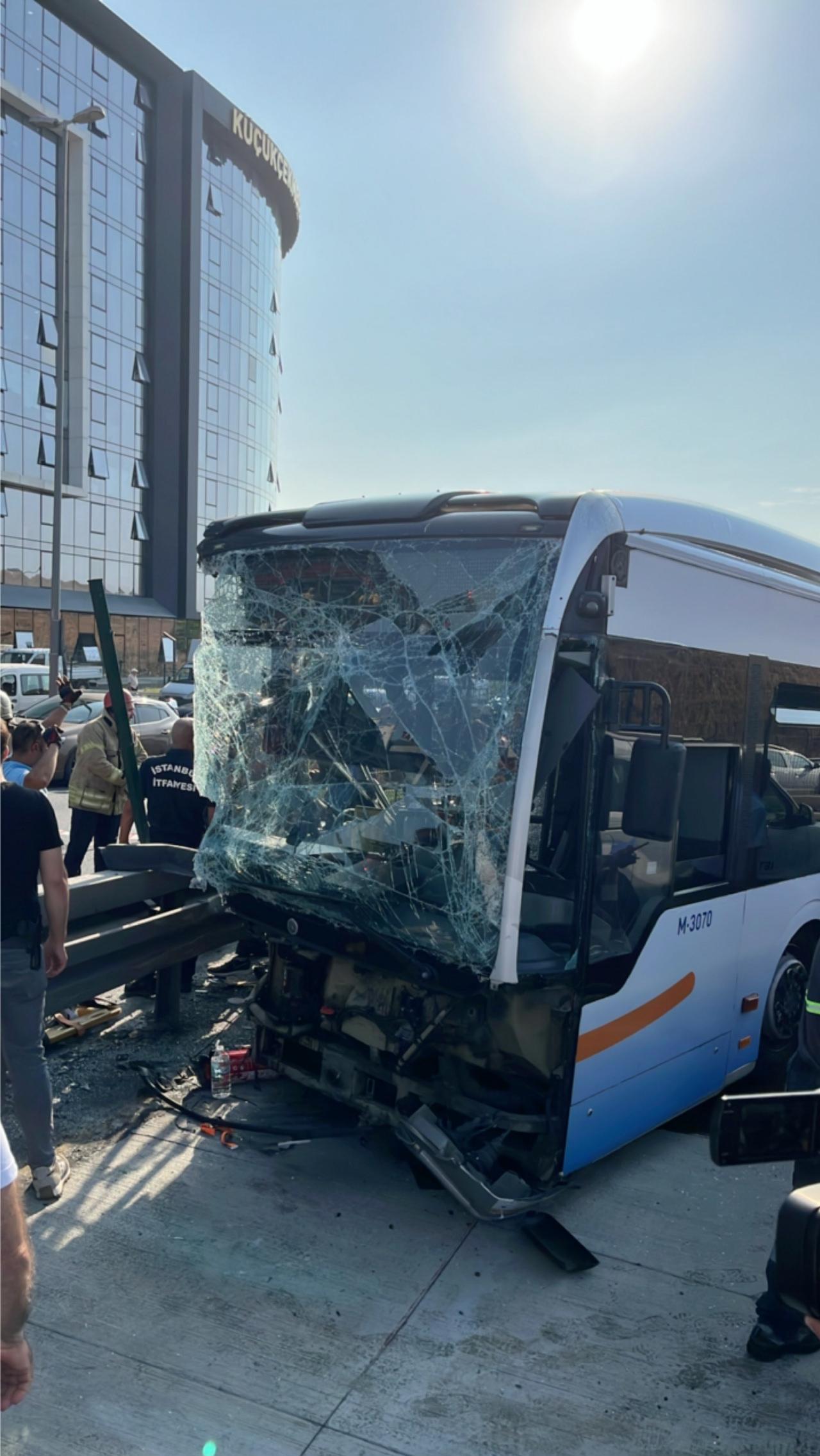 Son dakika: Sefaköy'de metrobüs kazası: 1 meyyit, 38 yaralı
