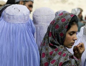 Taliban, bayanlara kısık sesle konuşma mecburiliği getirdi
