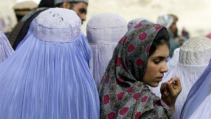 Taliban, bayanlara kısık sesle konuşma mecburiliği getirdi