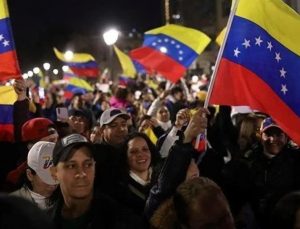 Venezuela’da iktidar da muhalefet de sokağa indi