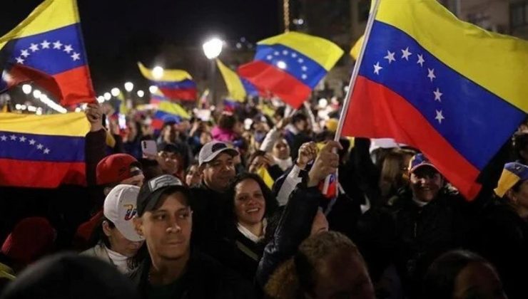 Venezuela’da iktidar da muhalefet de sokağa indi