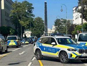 Alman polisinden İsrail Başkonsolosluğunun önündeki aksiyona müdahale
