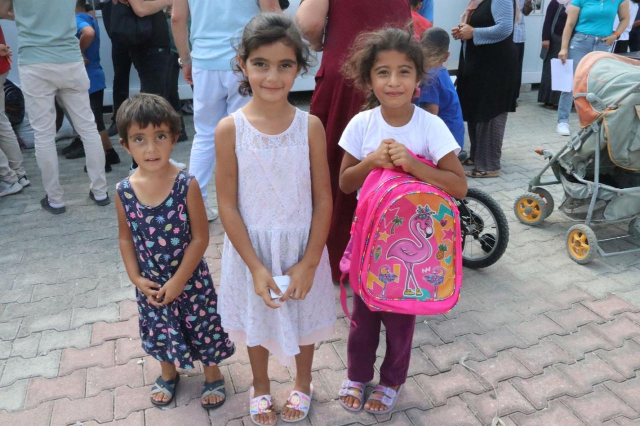 Bağcılar Belediyesi'nden depremzede öğrencilere kırtasiye ve çanta takviyesi