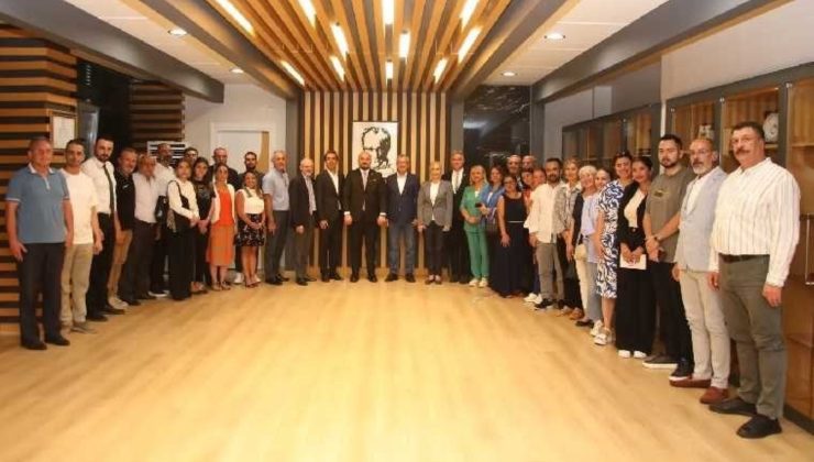 Boş makam odasında ağırladı