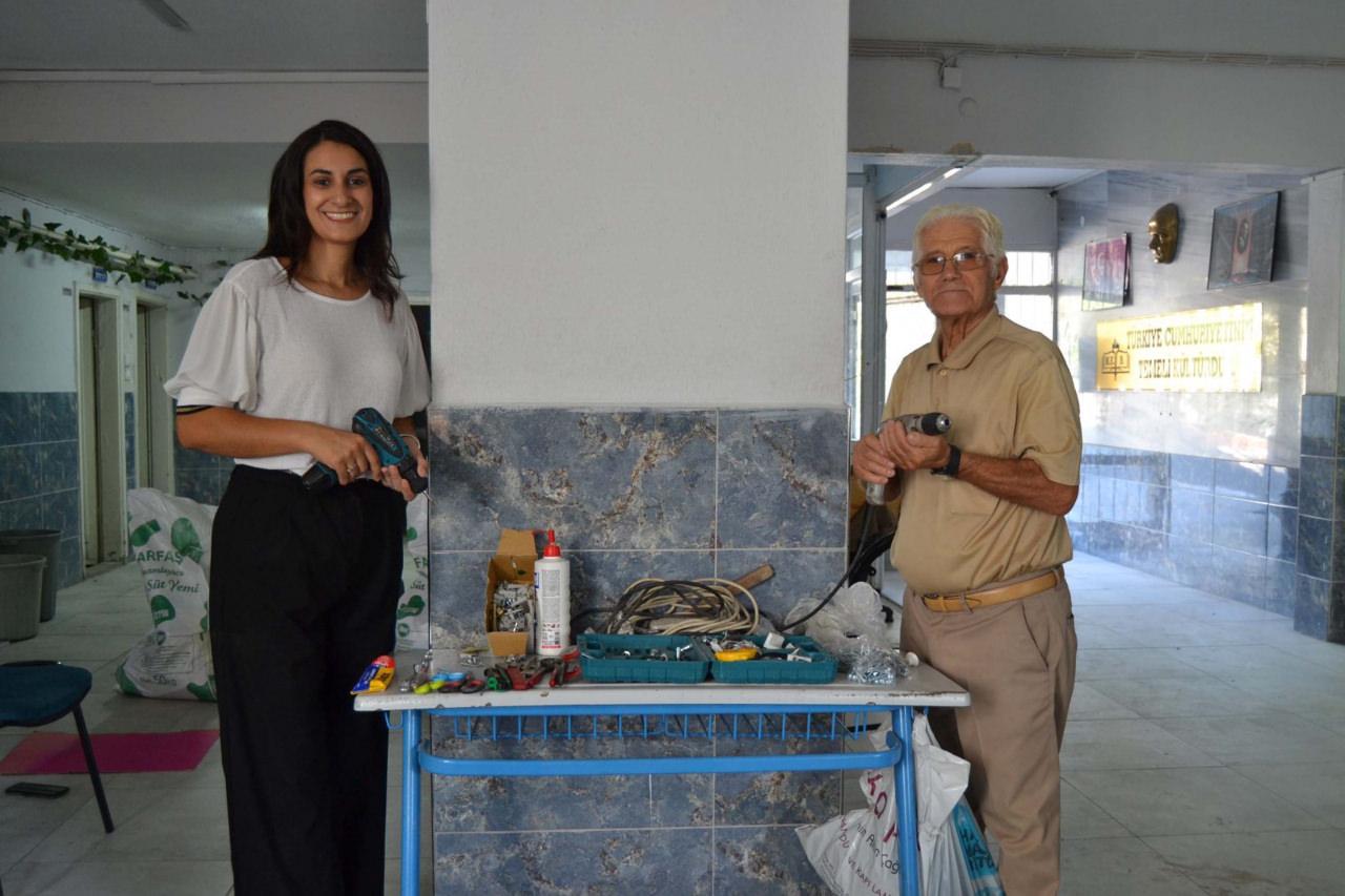Hatice öğretmen öğrencileri için kolları sıvadı; sıraları yeniledi
