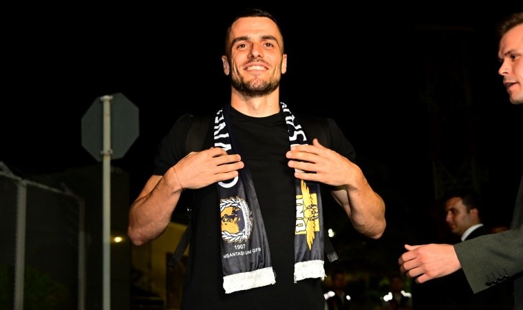 İstanbul'a gelmişti: Fenerbahçe, Filip Kostic'in transferini resmen açıkladı!