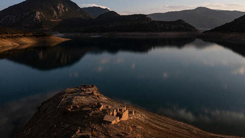 Kuraklık sular altındaki Yunan köyünü ortaya çıkardı: Köyde yaklaşık 80 konut bir kilise ve bir okul bulunuyordu