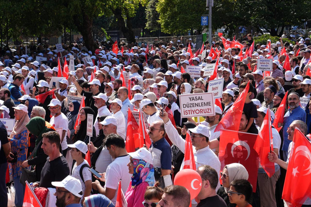 LGBT baronlarına şok! 'Büyük Aile Buluşması'nda çarpıcı kelamlar