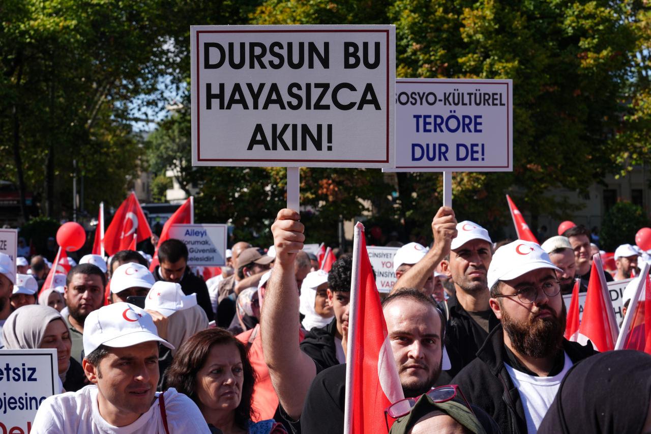 LGBT baronlarına şok! 'Büyük Aile Buluşması'nda çarpıcı kelamlar