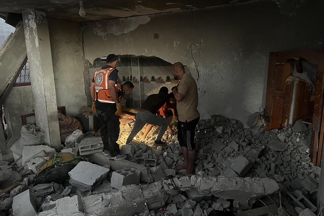 Soykırımcı İsrail katliamda kararlı... İşgalci ordu meskeni bombaladı: 10 şehit