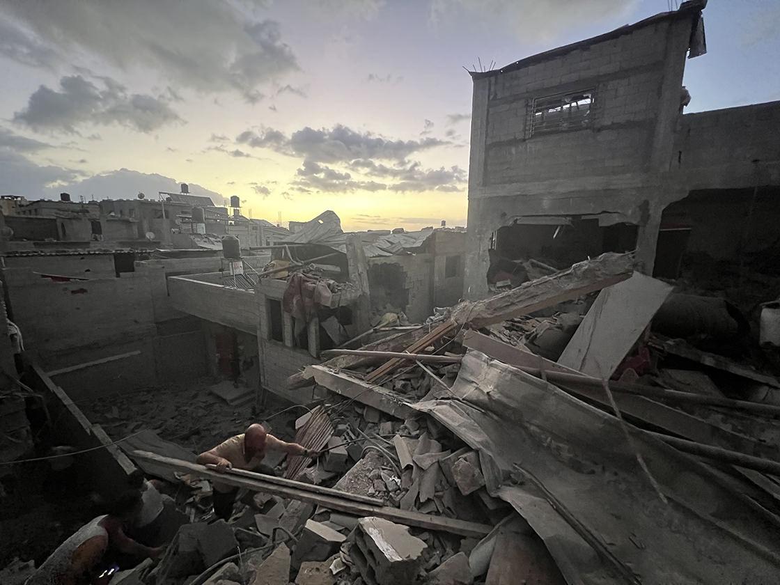 Soykırımcı İsrail katliamda kararlı... İşgalci ordu meskeni bombaladı: 10 şehit