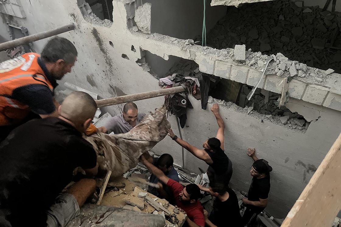 Soykırımcı İsrail katliamda kararlı... İşgalci ordu meskeni bombaladı: 10 şehit