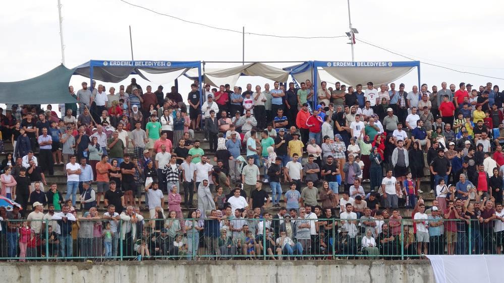 Süper Lig maçı değil, mahalle maçı: 15 bin kişi izledi