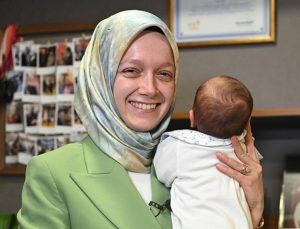 AK Parti’li Aydemir bebeğini saha çalışmalarında yanından ayırmıyor