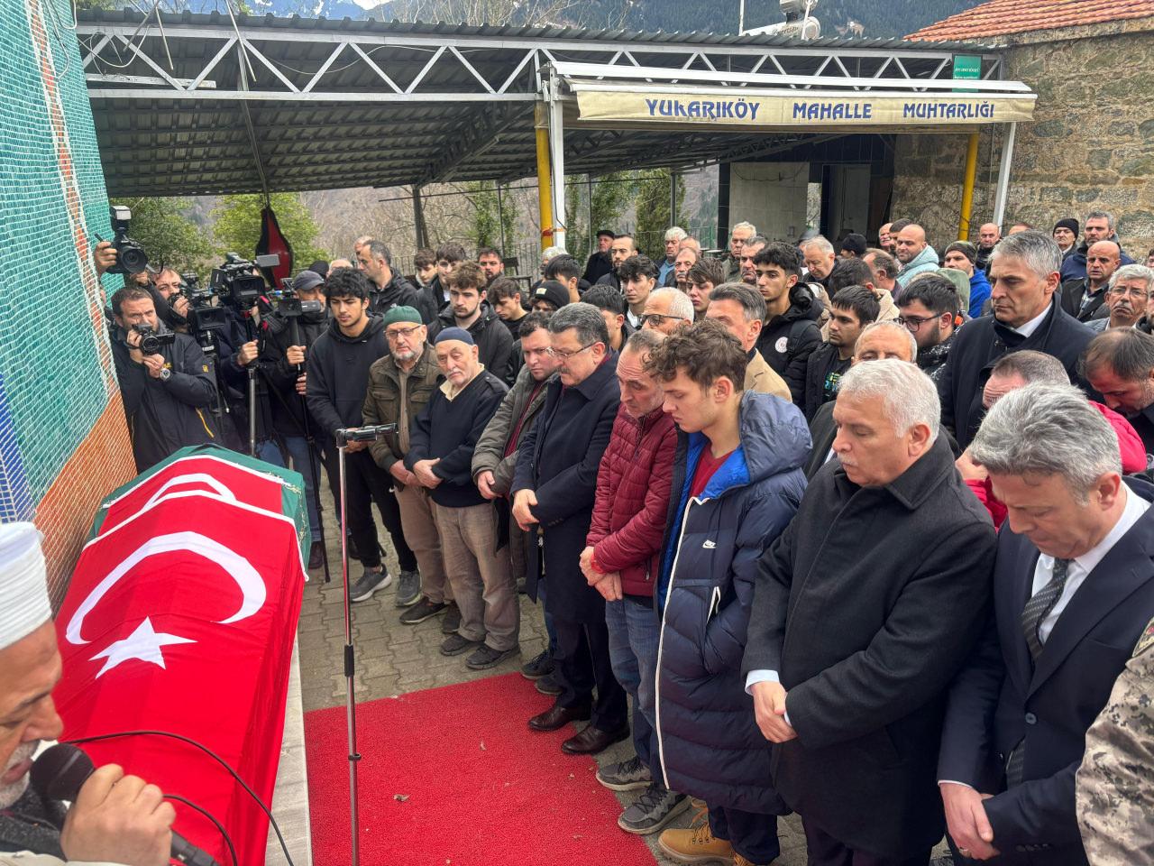 Cenaze Törenine Yoğun Katılım