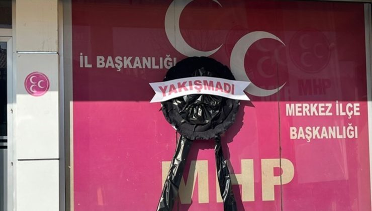 Afyonkarahisar’da şehit aileleri MHP’ye siyah çelenk bıraktı