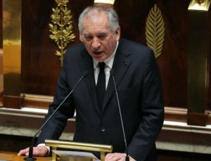 Avrupa’daki küçük ülkenin borcu büyük: Fransa’nın yeni başbakanı iktisat için büyüme kestirimini düşürdü