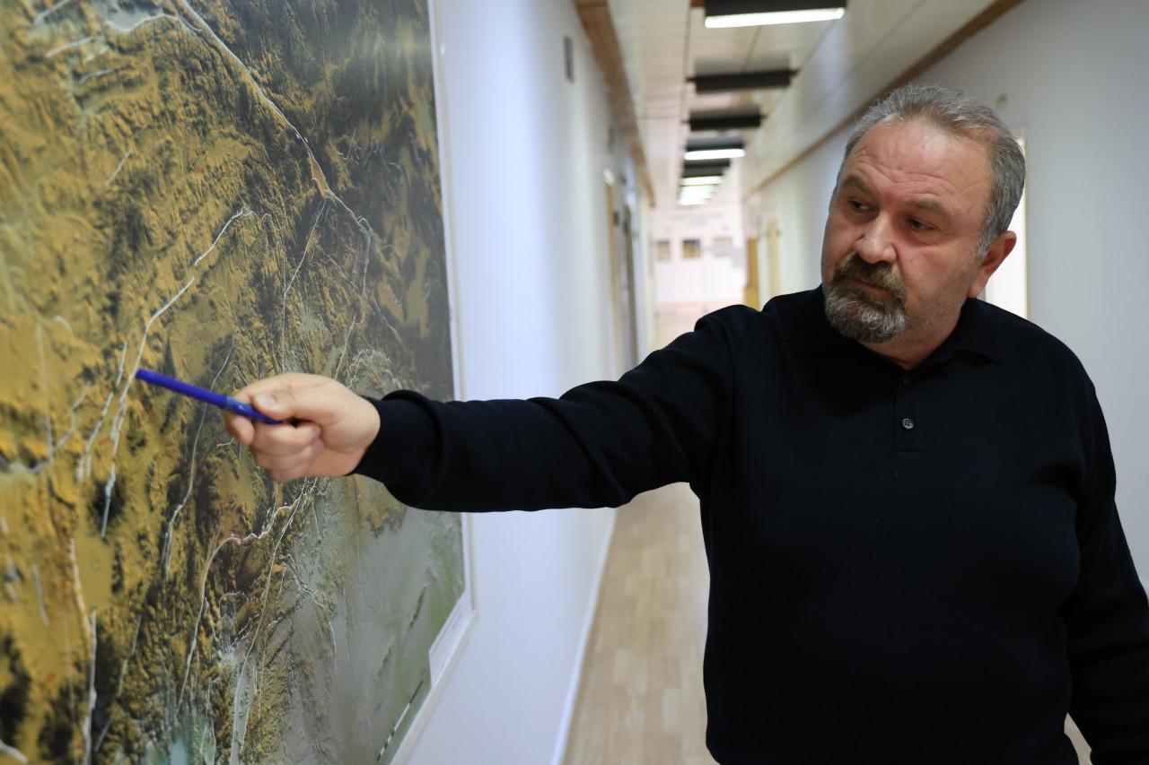 Bu bölgelerde büyük zelzele beklenmiyor: Uzmanı haritada işaret ederek gösterdi!