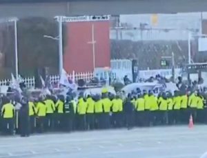 Güney Kore ordusu görevden alınan devlet başkanı Yoon Suk Yeol’u ‘tutuklanmaması’ için meskeninde muhafazaya aldı