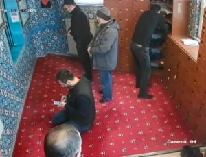 Karaköy’de mescitte namaz kılıyor üzere yapıp ayakkabı çalan hırsız kamerada