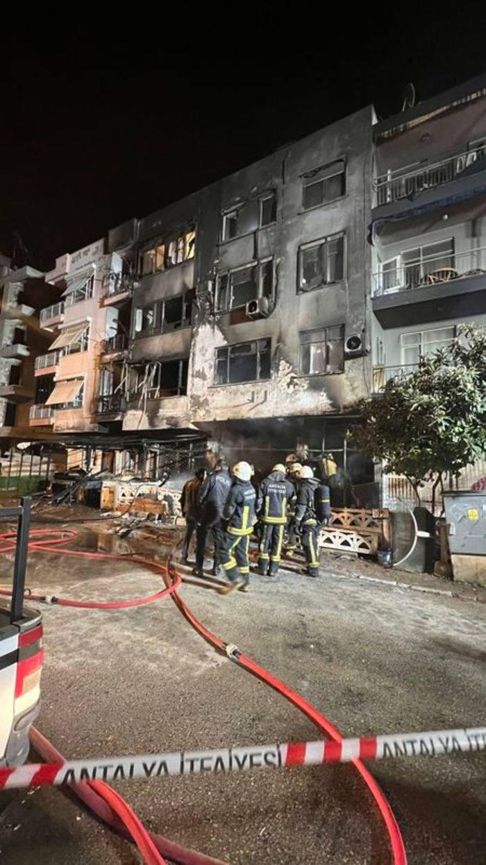 Spot dükkanı ateşe verildi! Faciada 1 meyyit, 2 yaralı...