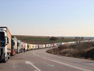 Suriye hududunda gümrük vergisi krizi: Kilometrelerce kuyruk oluştu!