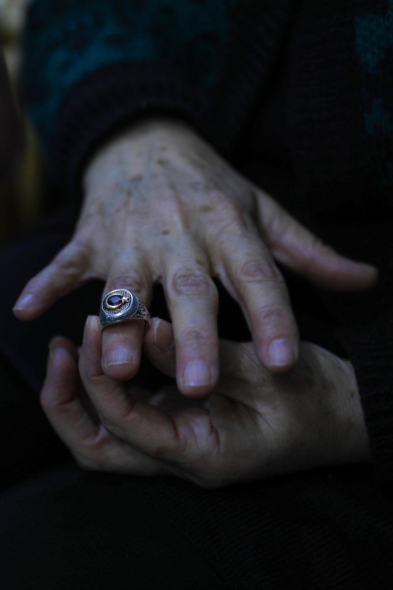 Suriyeli Türk, 9 yıl sakladığı ay yıldız işlemeli yüzüğünü Esed'in devrilmesiyle takabildi