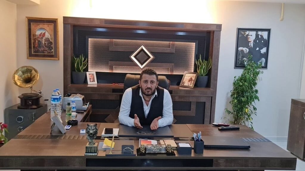 Kısa bir ön bilgiyle başlamak gerekirse, Beyoğlu ve çevresindeki iş dünyasının tanınan isimlerinden Sezai Gülmez’i vuran olay, hem güvenlik endişelerini gündeme taşıdı hem de bölgede yankı uyandırdı. Saldırı anında Gülmez ailesi evlerinden çıkmaya hazırlanırken, yanıt veren polis ve sağlık ekipleri hemen devreye girdi. Görünürde meslekî çatışmaların uzun süredir sürdüğü bir gerilimin etkisi hissediliyordu.