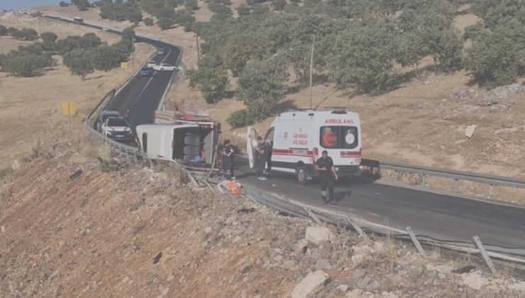 Diyarbakır’da yaşanan trafik kazası: Yolcuları taşıyan minibüs devrildi, bir kişi hayatını kaybetti, 16 kişi yaralandı